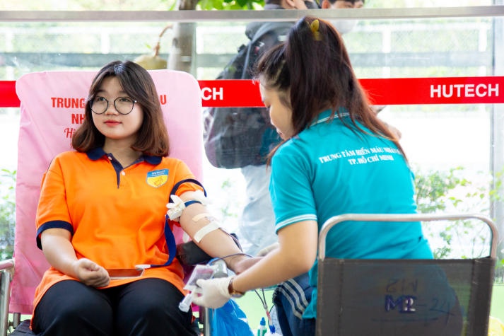 Tuổi trẻ HUTECH sôi nổi chung tay hiến máu tình nguyện 35