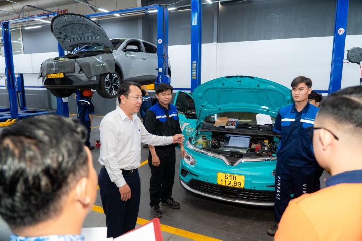 Sinh viên Viện Kỹ thuật trải nghiệm thực tế tại Xưởng VinFast Văn Hiền, tiếp cận công nghệ ô tô hiện đại 61