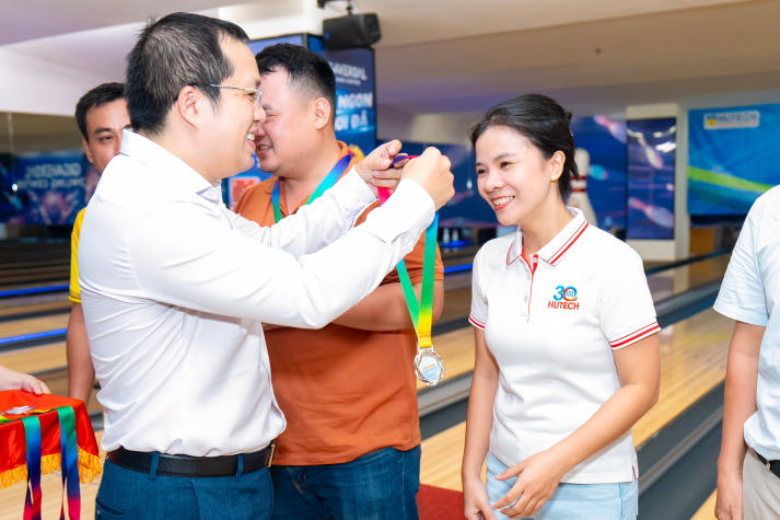 Liên quân VPT - VP.HĐT - P.NS – B.TT - TT.KĐ-ĐBCL - TT.IT lập “hat-trick” vô địch Bowling 56