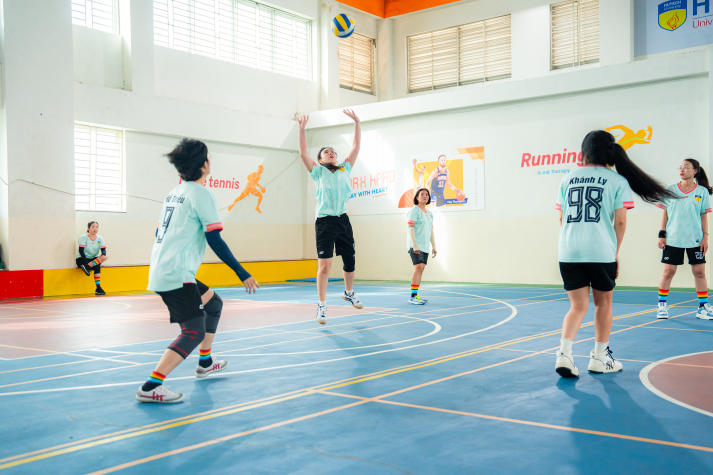 [Hội thao CB-GV-NV HUTECH 2025]: TT.TVTS-TT.TrT-TT.Mar-PTTH, P.ĐT-P.KT-TT.DHS bảo vệ thành công ngôi vương Bóng chuyền nam, nữ 98