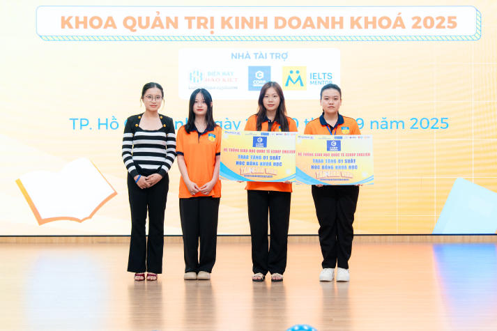 Khoa Quản trị kinh doanh chào đón tân sinh viên khoá 2025: Sẵn sàng hội nhập, vững bước tương lai 36