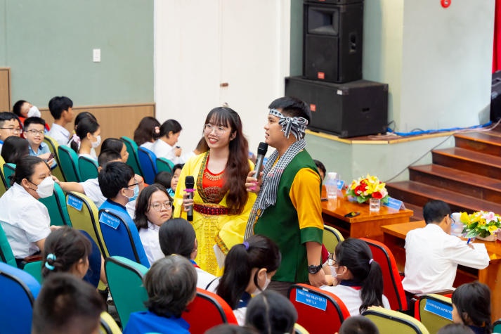 Khoa Tài chính - Thương mại trao tặng nhiều phần quà ý nghĩa nhân dịp Tết Trung thu cho các em thiếu nhi Quận 11 21