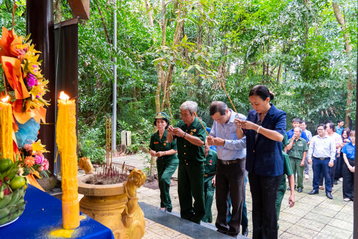 Sinh viên Khoa Marketing - Kinh doanh quốc tế dâng hương tri ân tại Khu căn cứ Huyện ủy Tòa Thánh 34