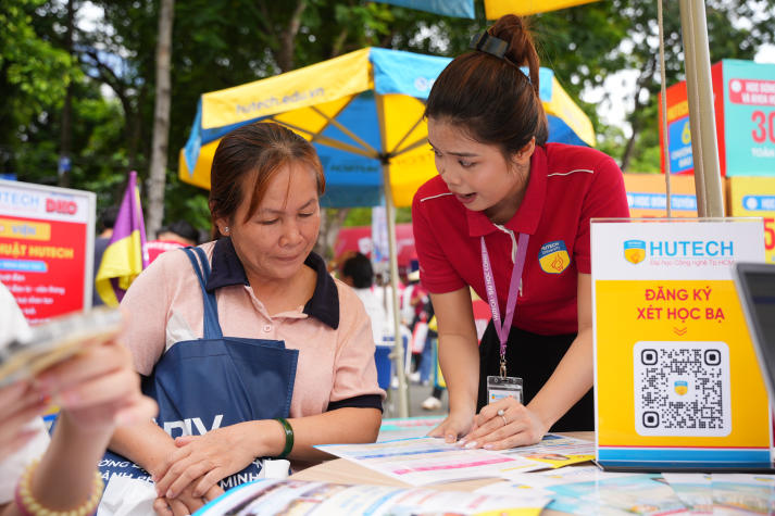 HUTECH cùng sĩ tử 2k8 tháo gỡ băn khoăn chọn Trường tại Ngày hội lựa chọn nguyện vọng xét tuyển 2026 45