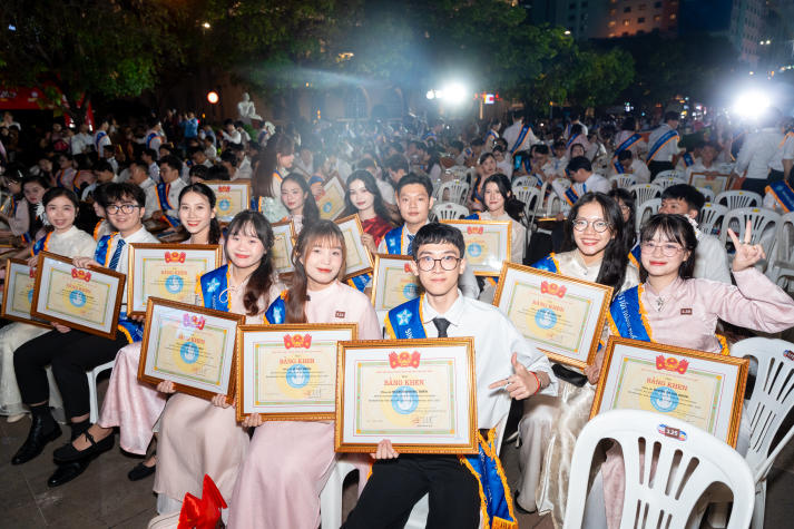 44 Sinh viên 5 tốt hai năm liên tục của HUTECH nhận Bằng khen của Chủ tịch UBND Thành phố 705