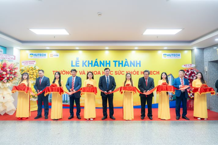 Thứ trưởng Bộ Y tế Đỗ Xuân Tuyên cắt băng khánh thành Trường Y và Khoa học Sức khỏe HUTECH 78