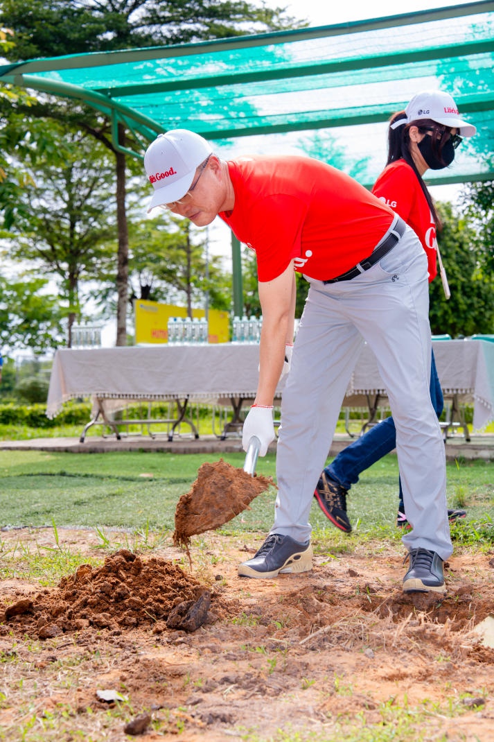 Tree Planting Ceremony in Partnership Between HUTECH and LG Electronics 87