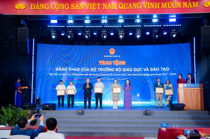 Khởi nghiệp sinh viên ghi dấu ấn: HUTECH và TS. Huỳnh Ngọc Anh vinh dự nhận bằng khen từ Bộ GD&ĐT 21