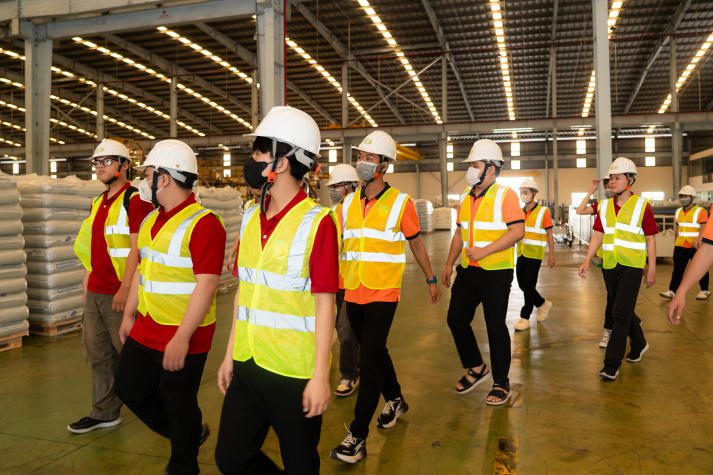 Sinh viên Viện Kỹ thuật khám phá “nhịp đập” sản xuất tại Nhựa Tiền Phong phía Nam 61