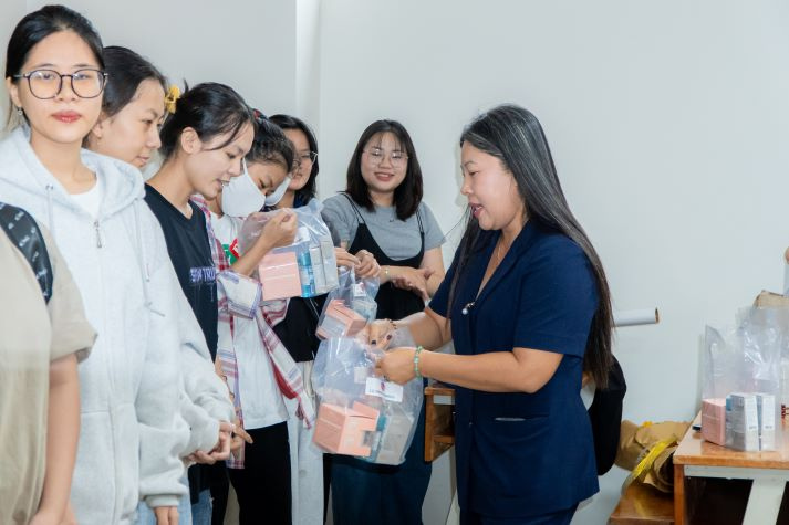 Đồng hành cùng ước mơ: KOCHAM trao quà khích lệ tinh thần sinh viên Khoa Hàn Quốc học 12