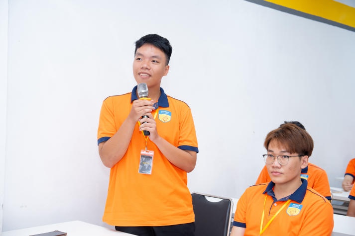 Sinh viên ngành Logistic tìm hiểu về vận hành hàng hóa tại Nhất Tín Logistics 83