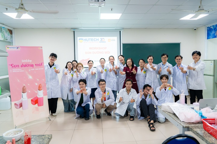 Sắc son từ lớp học: Sinh viên Viện Khoa học Ứng dụng HUTECH thực hành chế tạo mỹ phẩm 57