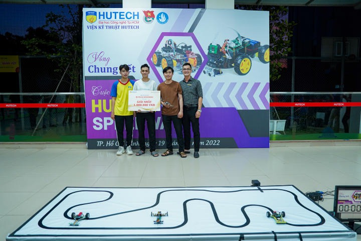 Sinh viên Viện Kỹ thuật thể hiện tài năng lập trình điều khiển xe dò line tại Chung kết cuộc thi HUTECH Speedway 95