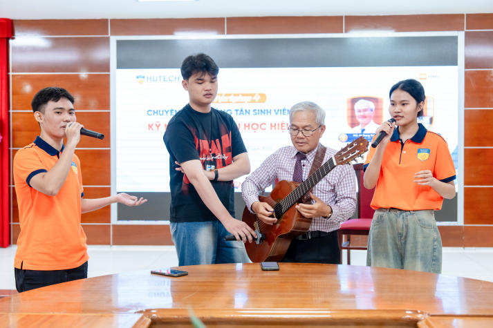 Newbies HUTECH được tiếp lửa tự tin bước vào giảng đường 100