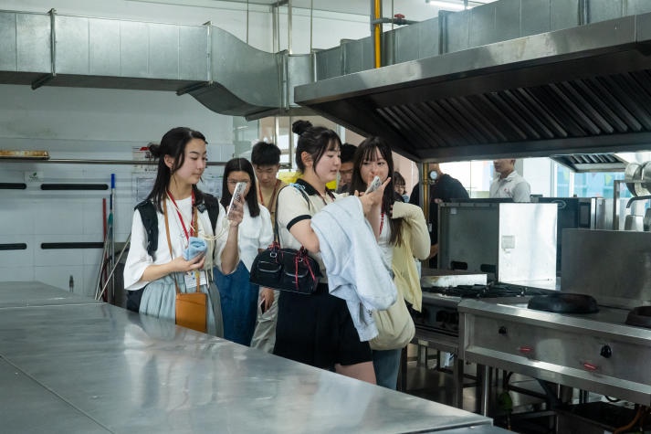 Học sinh Trường THPT Thành phố Fujinomiya (Nhật Bản) thích thú khám phá HUTECH và Chương trình “Home visit VJIT” 56