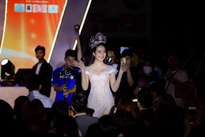 Nữ sinh Nguyễn Thị Tuyết Nhung đăng quang Hoa khôi Miss HUTECH 2023 93