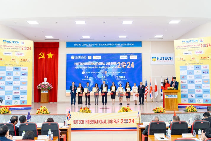 [Video] Sinh viên hào hứng “săn” hơn 1.500 đầu việc hấp dẫn tại “HUTECH International Job Fair 2024” 35