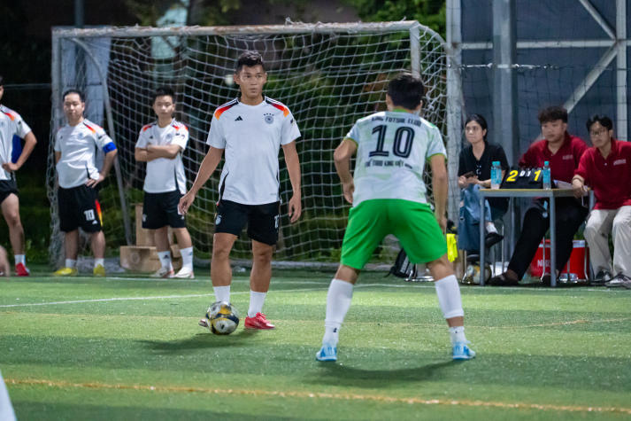 Lộ diện 08 đội mạnh nhất bước vào Tứ kết HUTECH Alumni Football 2025 32