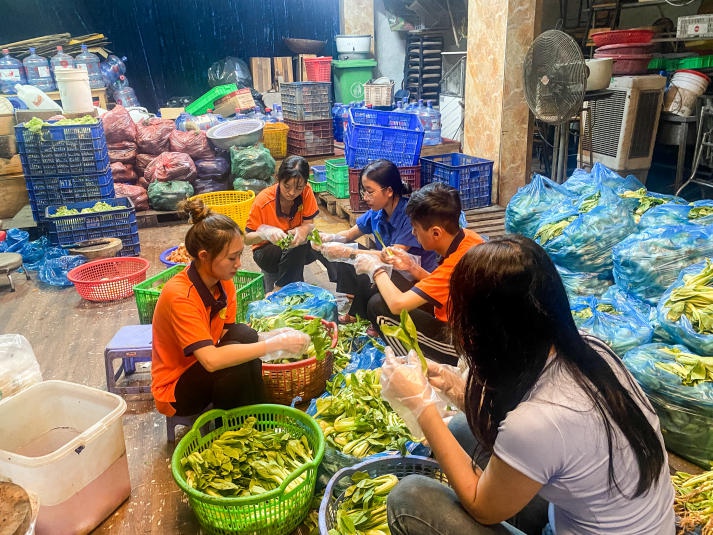 Khoa Tiếng Anh HUTECH hoạt động tình nguyện “Bếp yêu thương” 24