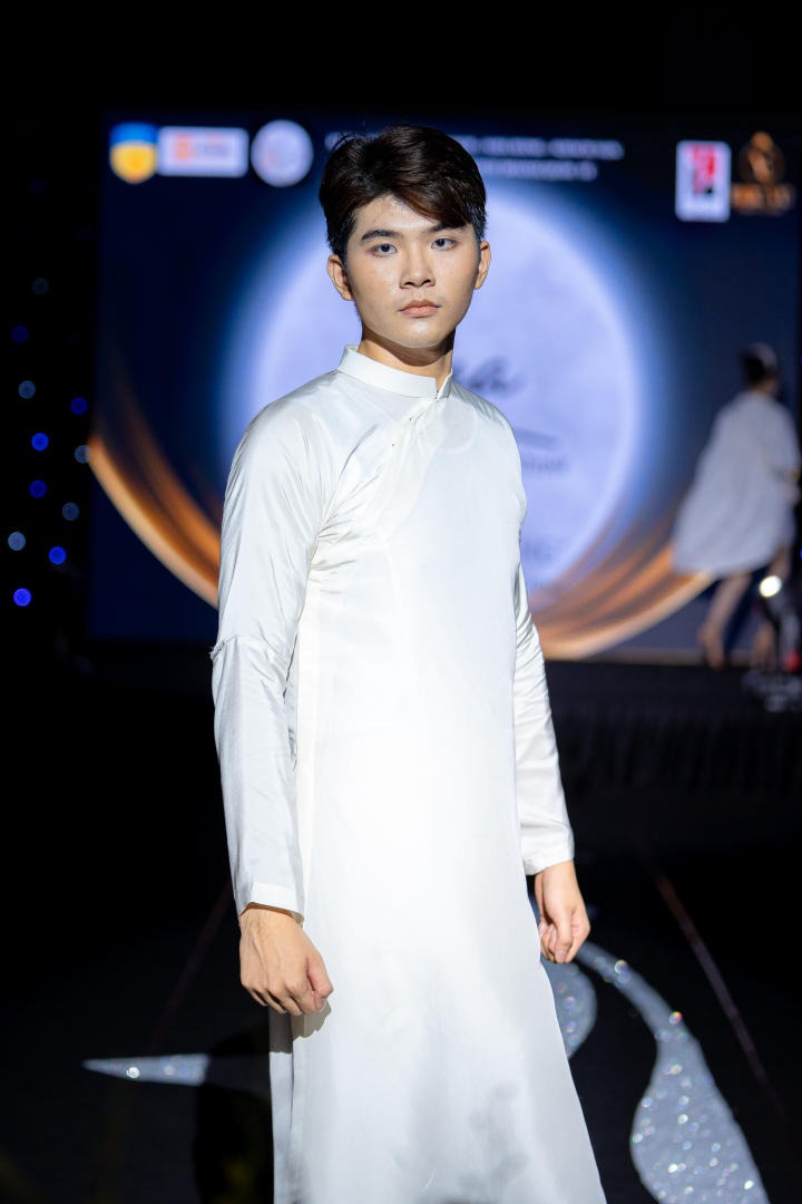 Sinh viên khoa Du lịch - Nhà hàng - Khách sạn tổ chức đêm diễn thời trang “Lụa Fashion  Show, Ngàn năm Lụa Việt” 167