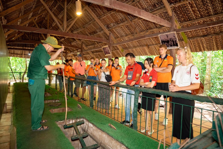 [Video] International students and HUTECH learn Vietnamese history at Cu Chi Tunnels 34