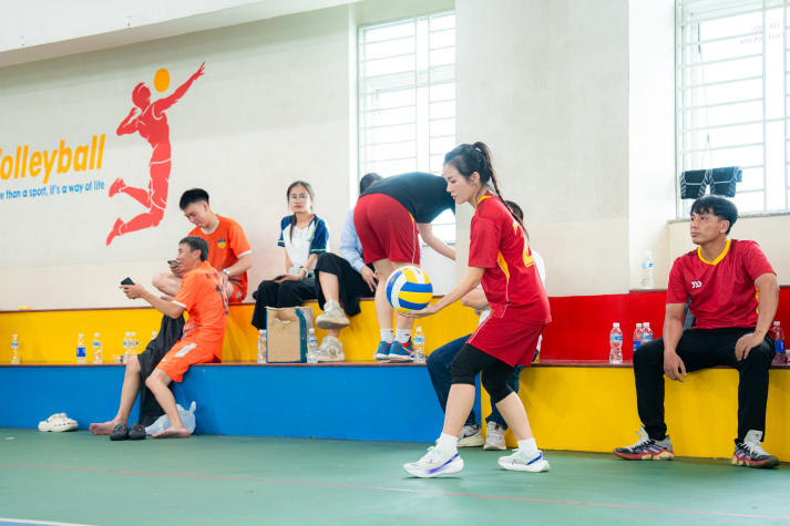 [Hội thao CB-GV-NV HUTECH 2025]: TT.TVTS-TT.TrT-TT.Mar-PTTH, P.ĐT-P.KT-TT.DHS bảo vệ thành công ngôi vương Bóng chuyền nam, nữ 103