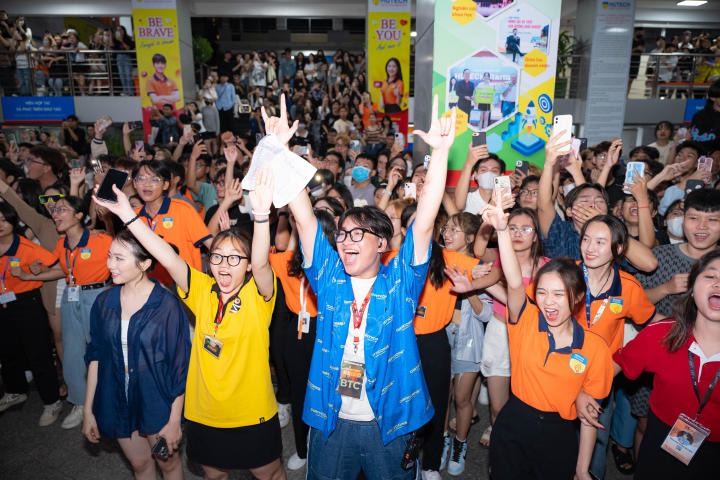 [Video] DJ Wukong khuấy động sân trường HUTECH tại Keiko Concert 135