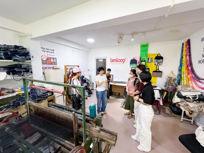 Sinh viên HUTECH tìm hiểu tái chế nhựa trong ngành thời trang tại Công ty LimLoop 34