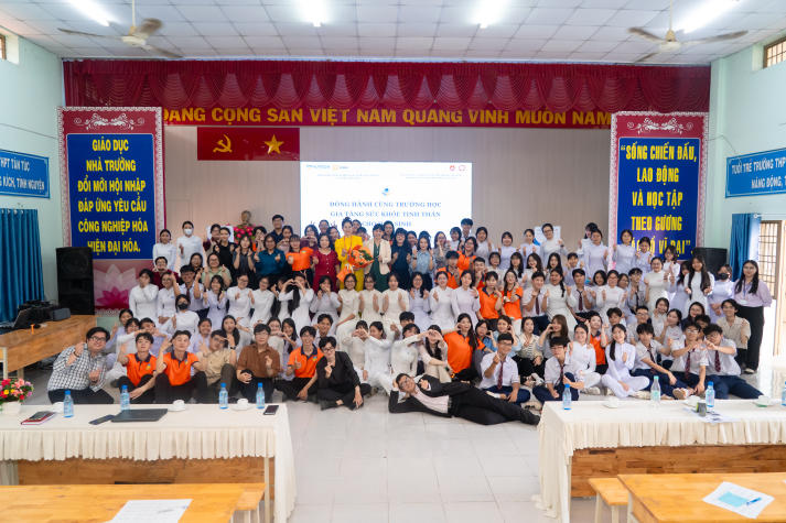 Sinh viên Tâm lý học lan tỏa thông điệp sức khỏe tinh thần đến học sinh THPT Tân Túc 4