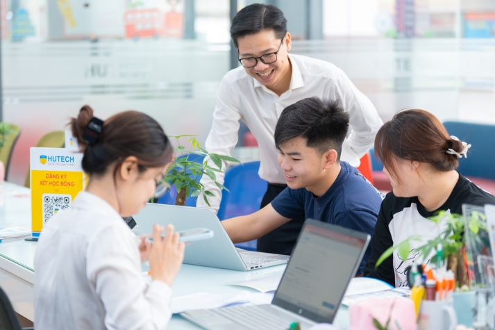 Đông đảo phụ huynh, thí sinh đến HUTECH tìm hiểu thông tin trước giai đoạn đăng ký nguyện vọng 8