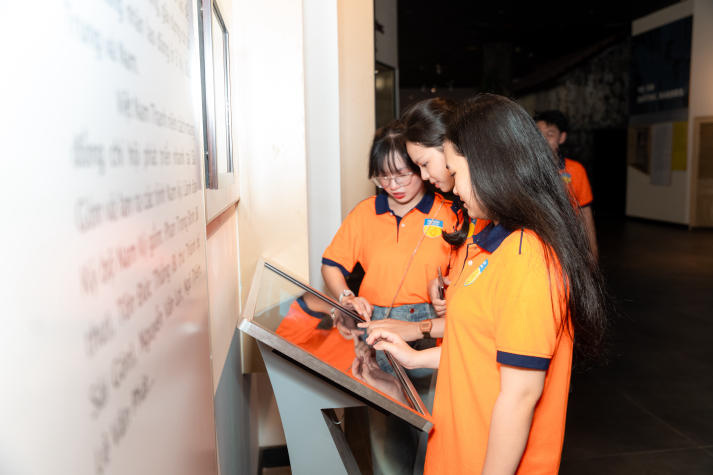 [Ảnh] Sinh viên Khoa Marketing - Kinh doanh quốc khám phá lịch sử, bồi đắp lý tưởng sống trên hành trình về nguồn 73