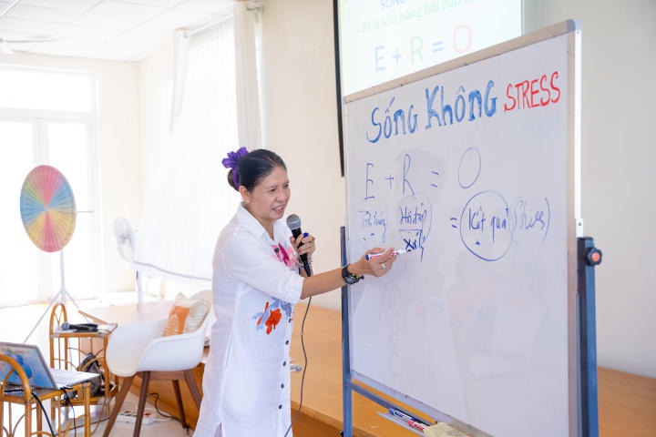 Sinh viên ngành Tâm lý học HUTECH học cách sống không stress 74
