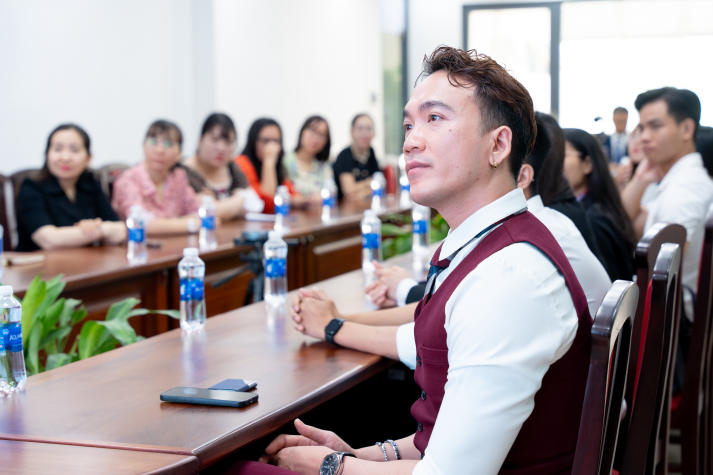 Học viên cao học HUTECH khám phá cơ hội nghề nghiệp và phương pháp giảng dạy quốc tế tại Royal School 37