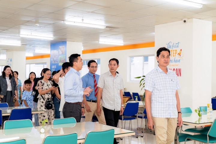 Ban Giám hiệu, giáo viên Trường THCS & THPT Tân Lộc (Cà Mau) tham quan không gian học tập HUTECH 21