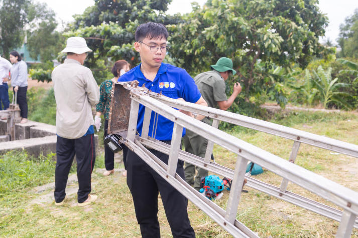 Mùa hè xanh HUTECH 2025: Gặp gỡ gia đình có công với cách mạng và xây dựng không gian sống an toàn - sạch - đẹp 188