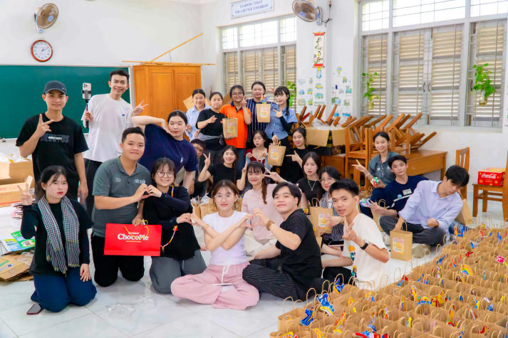 Sinh viên Khoa Marketing - Kinh doanh quốc tế mang “Ngàn điều trăng nói” đến với thiếu nhi Vĩnh Long 24