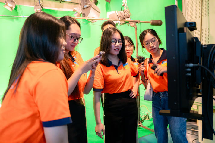 Sinh viên Quan hệ công chúng “bước vào hậu trường” sản xuất chương trình truyền hình trực tiếp tại HTV 101