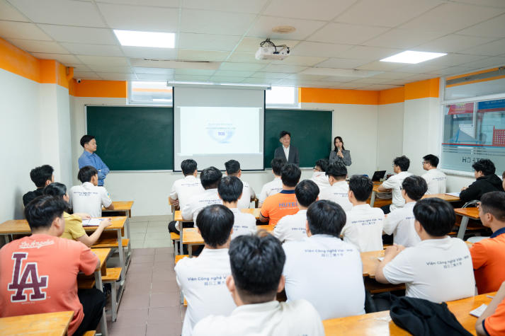 Sinh viên ngành Công nghệ kỹ thuật ô tô VJIT tiếp cận cơ hội thực tập Nhật Bản cùng TOA Kogyo 40