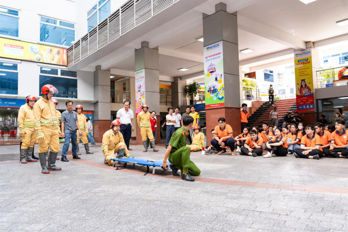 [Video] HUTECH tổ chức diễn tập PCCC & CNCH: Nâng cao năng lực ứng phó, bảo đảm an toàn học đường 42