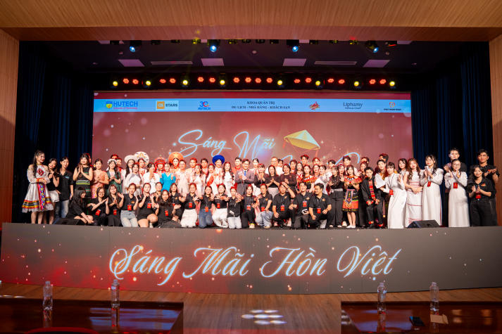 Sinh viên HUTECH thắp sáng niềm tự hào Việt qua chuỗi đồ án nghệ thuật hoành tráng 266