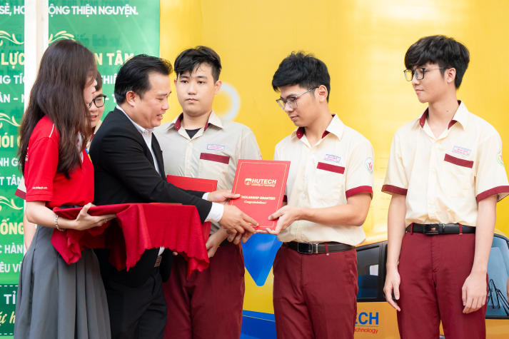 [Video] HUTECH trao 11 suất học bổng 25% học phí toàn khóa cho học sinh Trường THCS-THPT Hoa Sen tại Scholarship Tour 2025 25