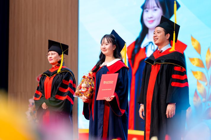 Lễ trao bằng tốt nghiệp HUTECH: Vinh danh nghị lực học tập vượt giới hạn thời gian và tuổi tác 142