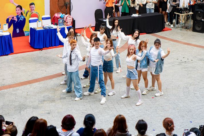 [Ảnh] Trai tài gái sắc HUTECH tự tin “show” nét đẹp năng động đậm chất Gen Z tại đa sân chơi 19