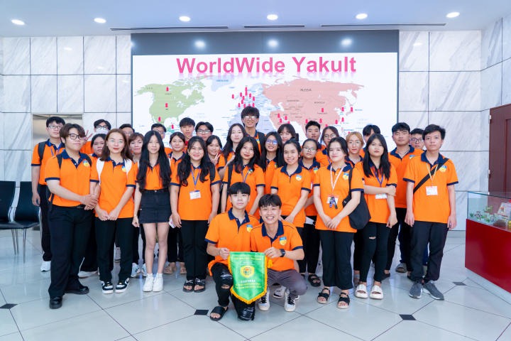 Sinh viên năm nhất ngành Công nghệ thực phẩm HUTECH khám phá dây chuyền sản xuất tại Yakult 4