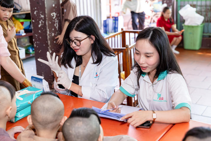 Doanh nhân, cựu sinh viên HUTECH trao yêu thương đến 55 em nhỏ tại Mái ấm An Lạc 44