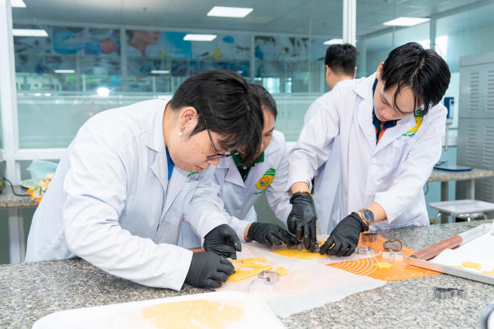 [Video] Sinh viên Công nghệ thực phẩm HUTECH trải nghiệm làm bánh quy gừng, lan tỏa sắc màu Giáng sinh 66