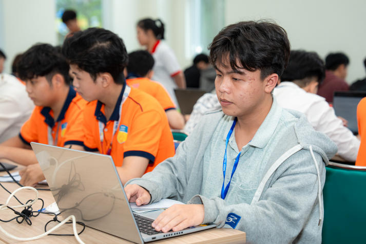 [Video] Chung kết HUTECH Code War 2025: Sân chơi lập trình kịch tích dành cho sinh viên Công nghệ thông tin 50