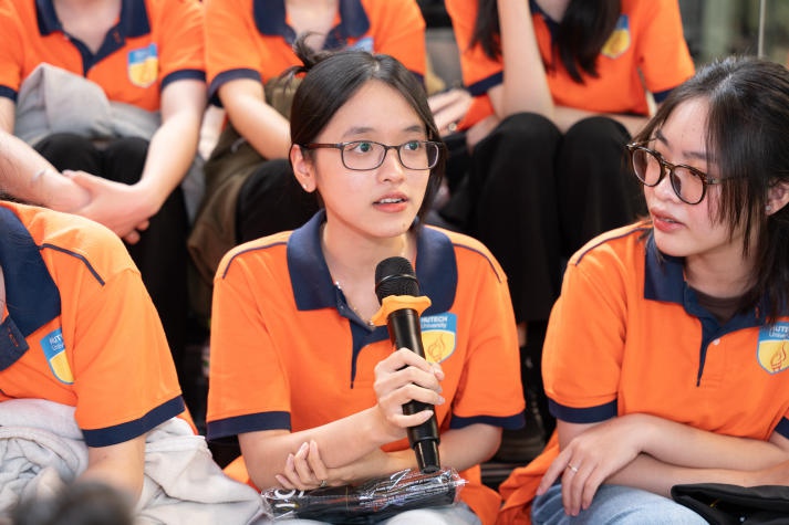 [Video] Theo chân sinh viên Khoa Tài chính - Thương mại HUTECH tham quan thực tế Sun Life Việt Nam 147