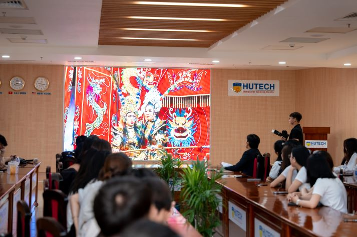 [Video] Khi sinh viên PR HUTECH kể chuyện “đời” bằng lăng kính phim phóng sự 69