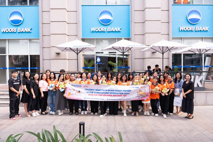 Hăng hái tham quan thực tế Ngân hàng Woori, sinh viên Khoa Hàn Quốc học HUTECH thêm trải nghiệm giá trị 80